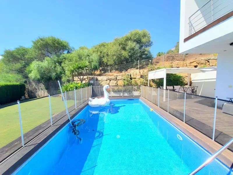 Chalet en venta en Torreguadiaro con vistas al mar