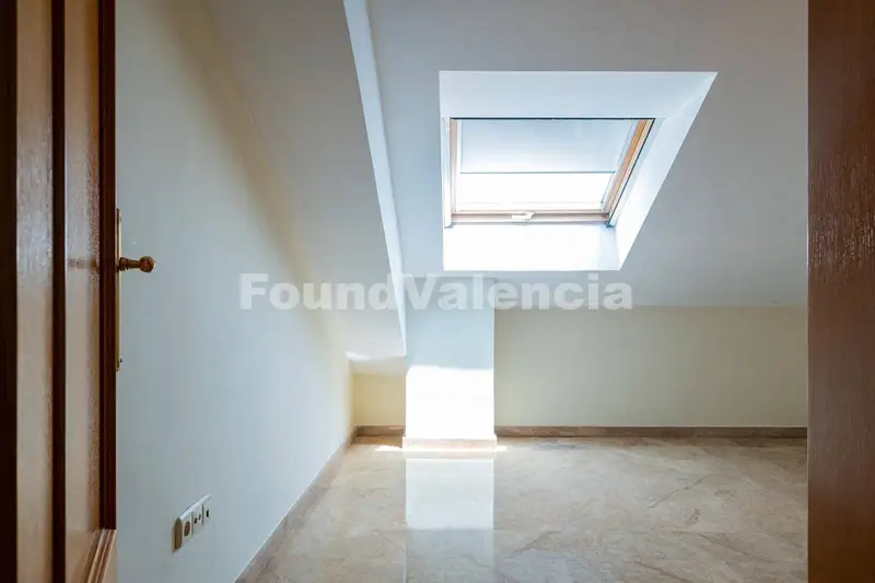Atico Duplex en Valencia ciudad con 4 dormitorios y terraza