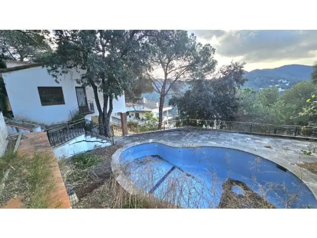 Casa Independiente en Argentona con Piscina para Reformar