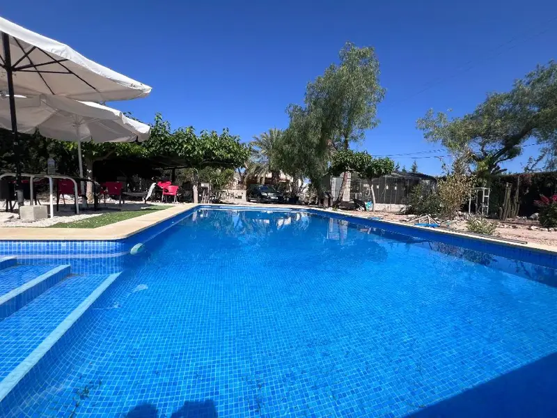 Chalet en Novelda con Piscina y Jardín