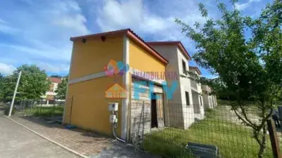 Chalets en Venta Allariz: Modernos y Luminosos con Jardín Privado