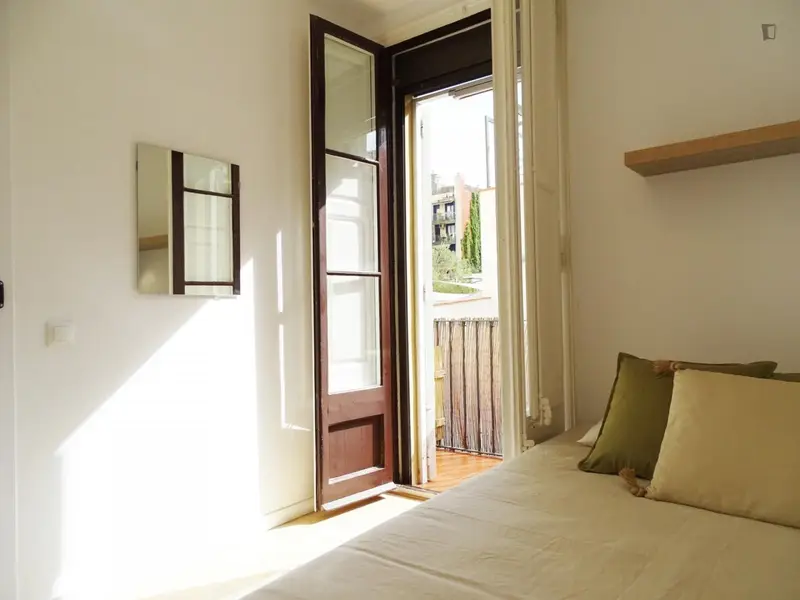 Habitaci
ón Doble con Balc
ón en Piso Reformado en Barcelona