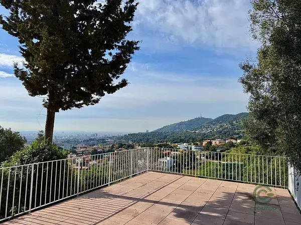 Casa en Sarria con Vistas Panorámicas y Acabados de Lujo
