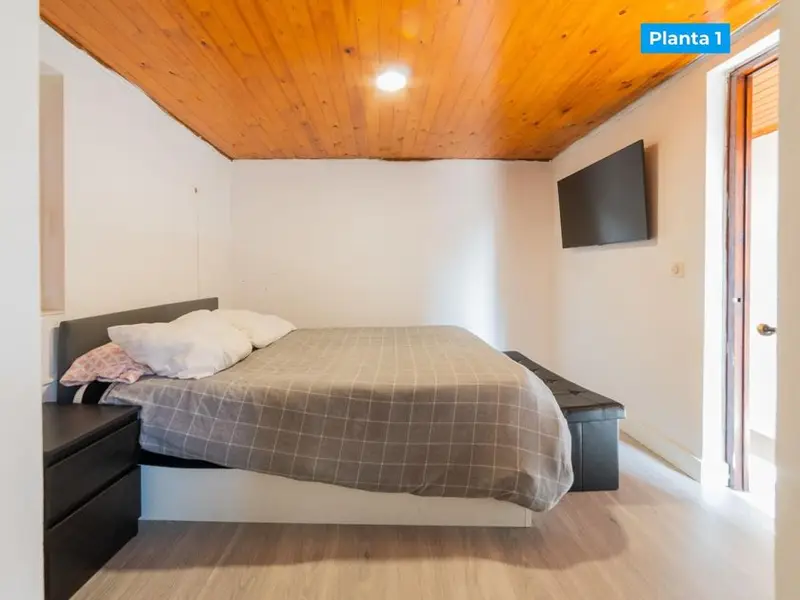 Casa Pareada en Torrelavega con Garaje y Dos Viviendas