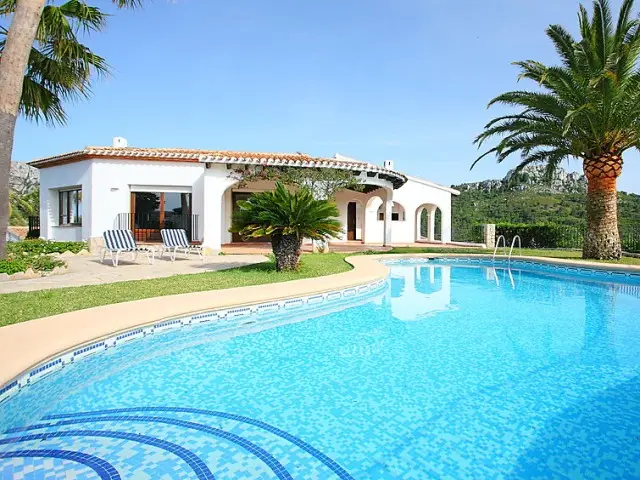Casa-Villa de 4 Dormitorios alquiler Pegó, España