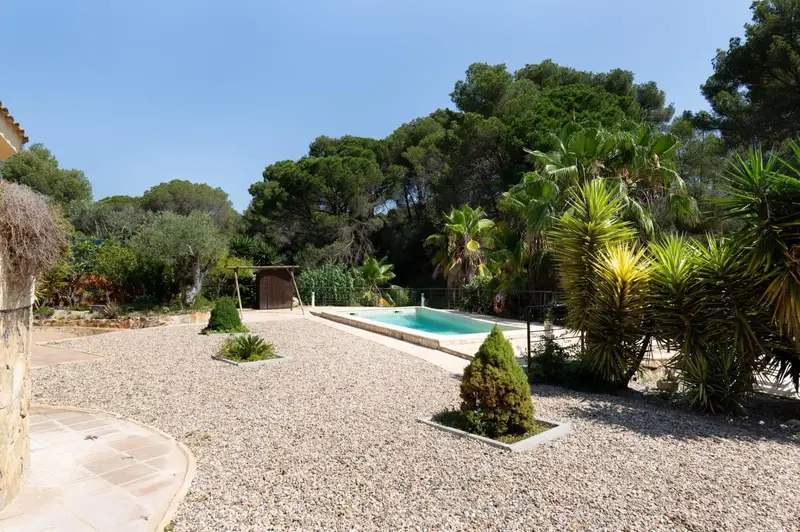 Chalet en venta en Costa Brava: 5 dormitorios, piscina y jardín