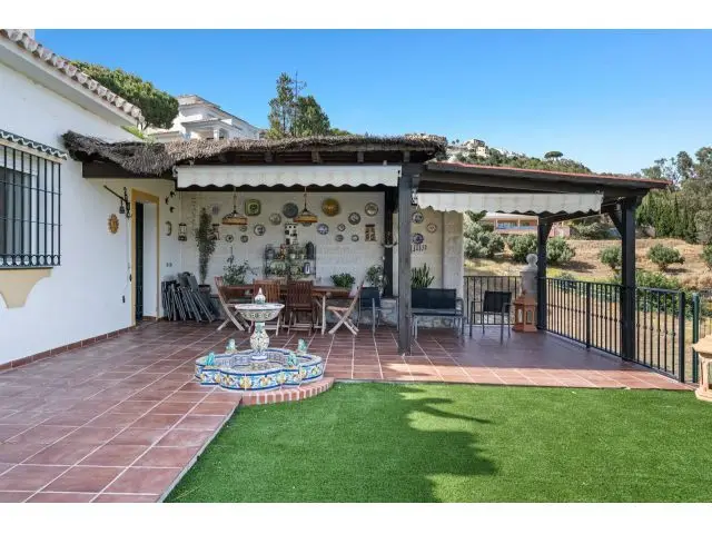Villa en Benalmádena Pueblo La Perla con Piscina y Estudio