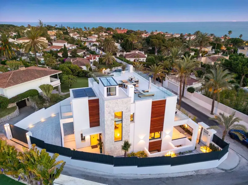 Villa Moderna en Marbella Este con Piscina y Vistas al Mar