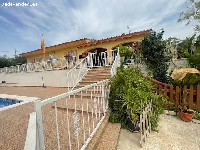 Chalet con Piscina en Cañada Hermosa