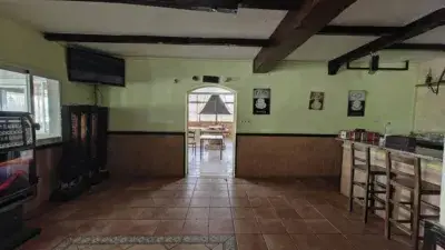 Casa Rústica con Negocio y Piscina en Venta