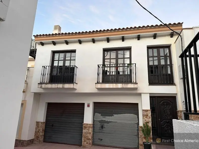 Adosado Reformado en Sorbas 2 Dormitorios Garaje Terraza Solarium