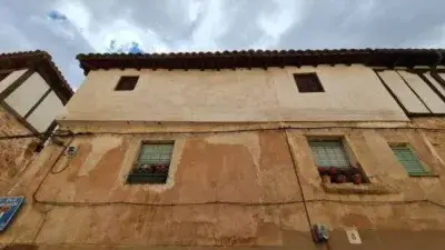 Casa Rústica en Sigüenza:  Amplia Casa con Patios y Pozo