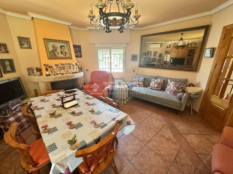 Chalet con Piscina en Caraquiz 234m2 3 habitaciones