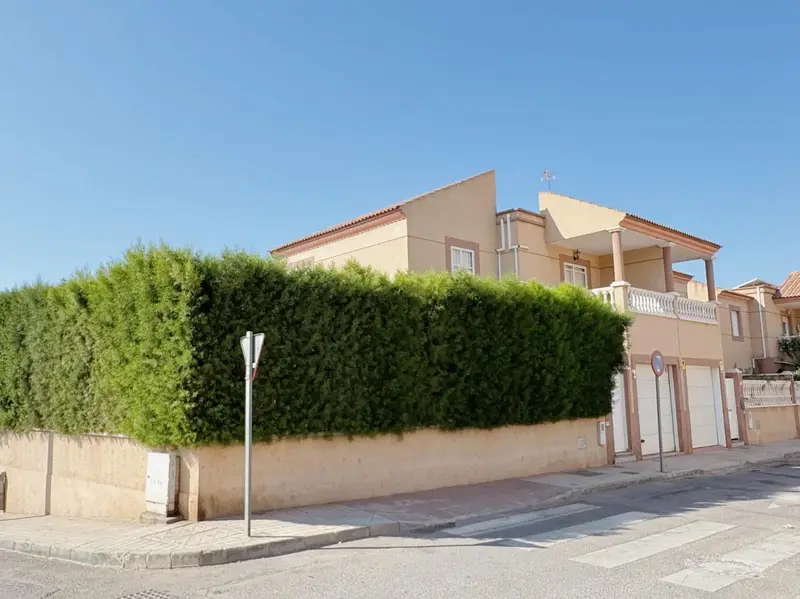 Chalet en venta Huércal de Almería 4 dormitorios 2 baños patio