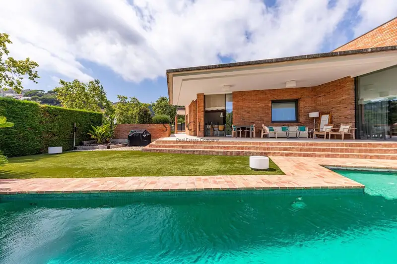Chalet de Lujo en Alella con Gimnasio y Pista de Padel