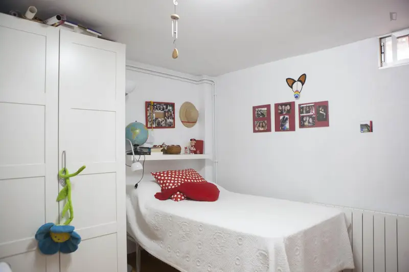 habitación doble de ancho en una casa grande, en Mairena del Aljarafe