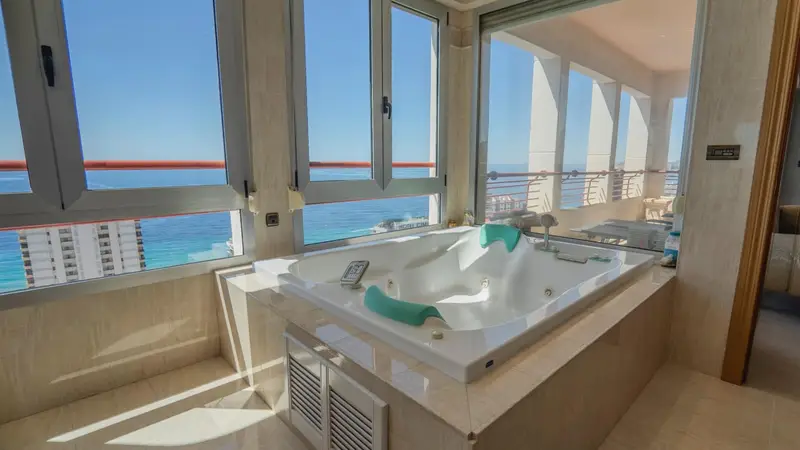 Ático de Lujo en Benidorm con Vistas al Mar y Piscina