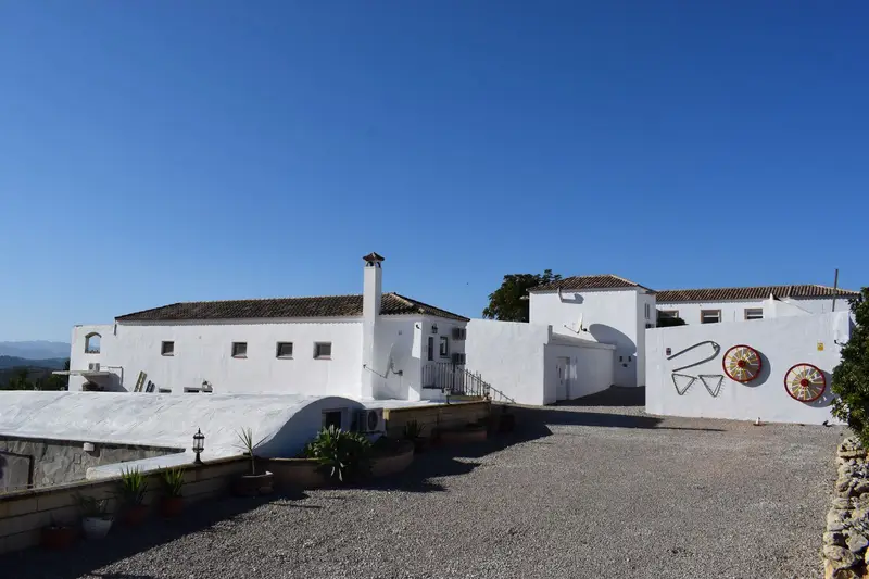 Cortijo con 4 Dormitorios y Negocio de Alquiler Cerca de Ronda