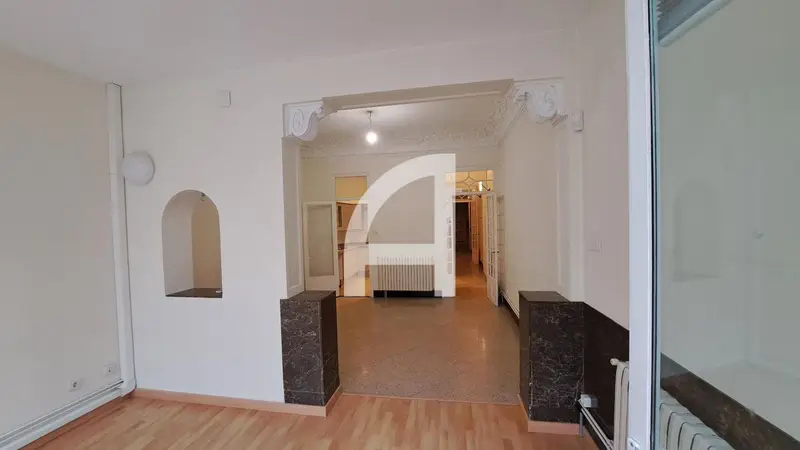Casa Modernista en Terrassa con Patio y Terraza