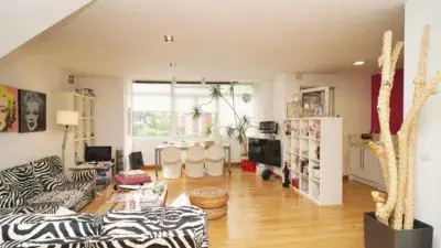Dúplex en Venta en Urbanización Privada con Piscina