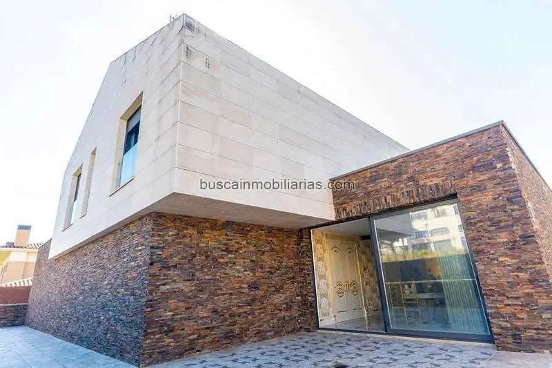 Chalet Lujo Calahorra 3 Dormitorios Piscina Garaje 5 Coches