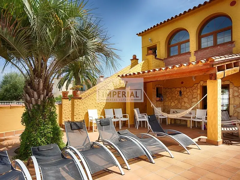 Villa Moderna en Canal Empuriabrava 7 Dormitorios