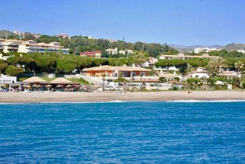 Villa de Lujo en Cabopino con Vistas al Mar y Acceso Directo a la Playa