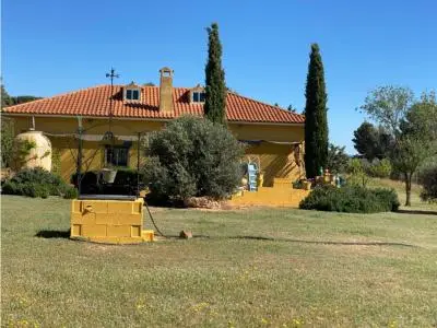 Chalet Rústico en Finca Vallada con Pozo y Luz
