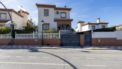 Chalet moderno en La Zubia con piscina y jardin