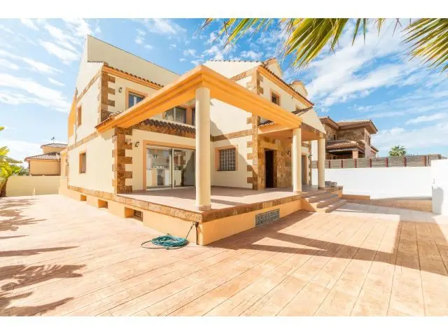 Villa de Lujo en Aguas Nuevas Torrevieja