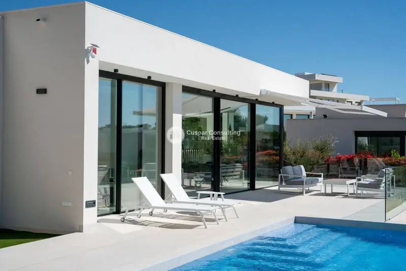 Chalet en Venta Dehesa Campoamor: Lujo, Golf y Confort