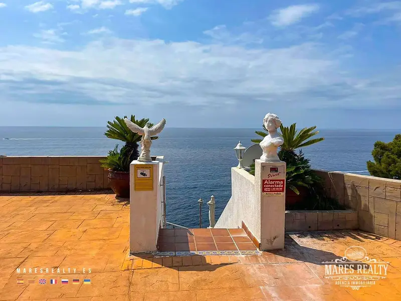 Villa de Lujo en Primera Línea de Mar con Licencia Turística