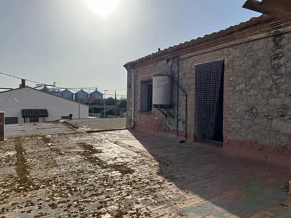 Casa con Local y 3 Parcelas en Vilamacolum