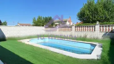 Chalet Rustico con Piscina y Horno en Venta