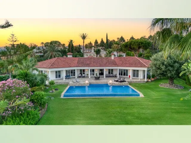 Villa 4 Dormitorios Elviria Marbella Piscina Jardin Garaje