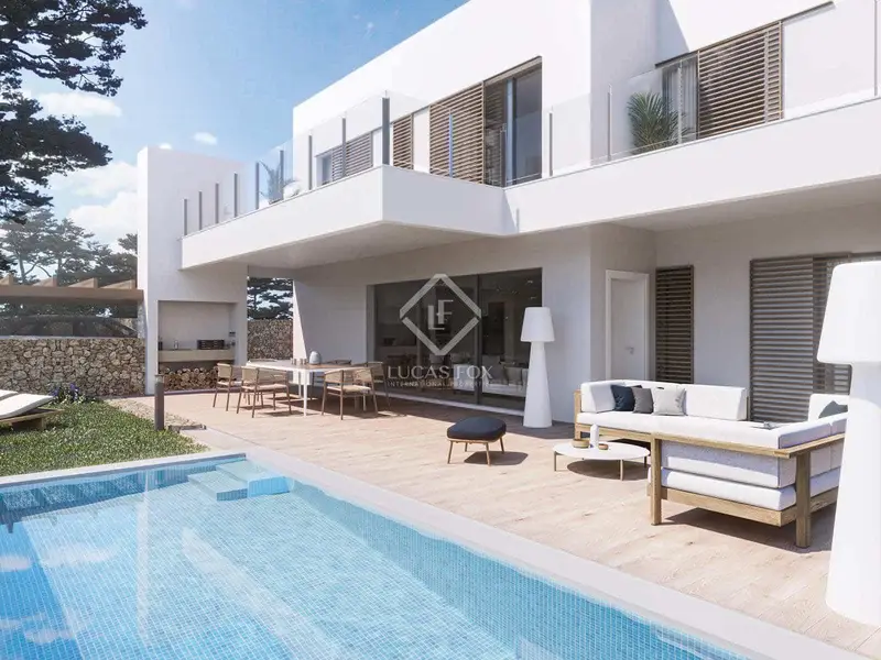 Chalet en Venta en Menorca: Villa de Lujo con Piscina Privada
