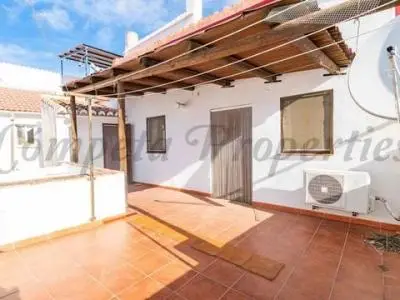 Casa Adosada Canillas de Albaida con Terraza y Vistas a la Montana
