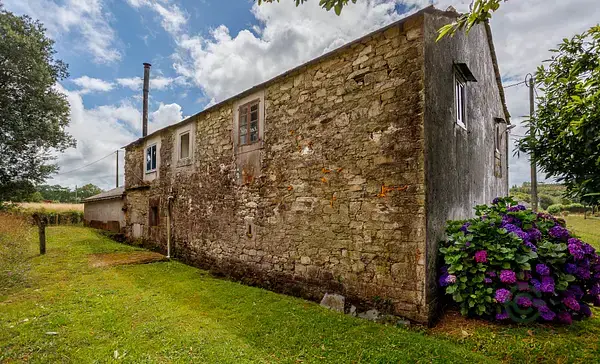 Casa de Granito en Lugo con Granero y Amplio Terreno