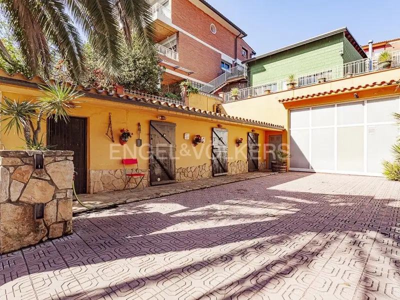 Villa de Lujo en Vallirana con Piscina y Pista de Squash
