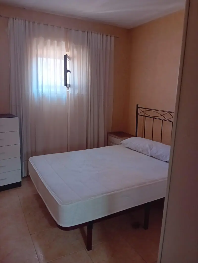 Apartamento en alquiler. Zona privilegia de Cáceres donde encontramos una vivienda en la dispone de todas comodidades que pueda ofrecer el domicilio