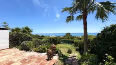 Villa de Lujo en Primera Línea de Playa con Vistas Panorámicas