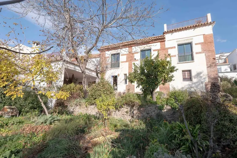 Casa Señorial con Encanto Histórico y Potencial Turístico en Mairena Granada