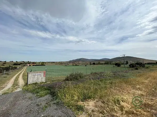 Finca Rustica con Nave y Vivienda Avila