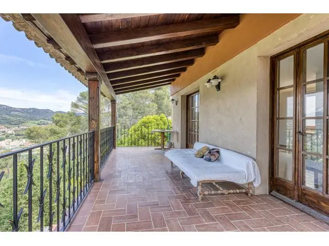 Xalet A 4 Vents en Xaro: Casa Familiar con Jardín y Bodega