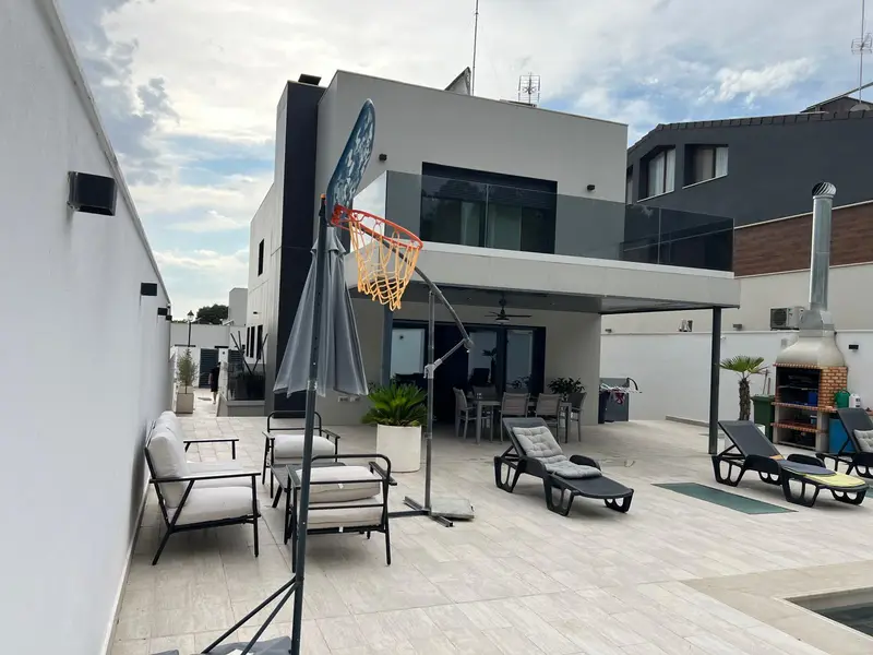 Casa Aislada en venta. Chalet independiente de lujo de tres plantas con piscina, gimnasio, garaje para dos coches grandes. apartamento incluido