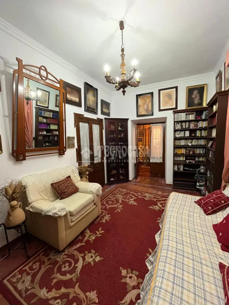 Casa en venta en Carmona: amplia vivienda familiar con patio y pozo