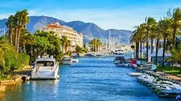 Villa de Lujo en Empuriabrava con Vistas al Canal y Piscina Privada