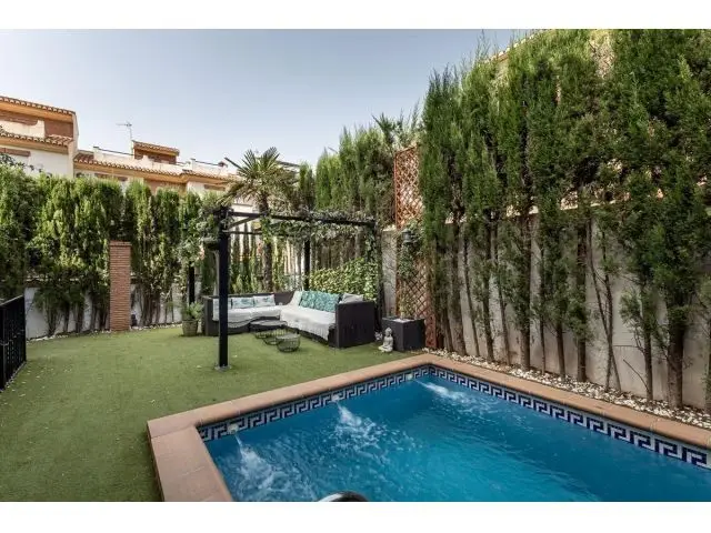 Chalet Pareado con Piscina Privada y Licencia Turística en Vegas del Genil