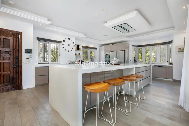 Villa de Lujo en Nueva Andalucia 6 Dormitorios y 6 Baños