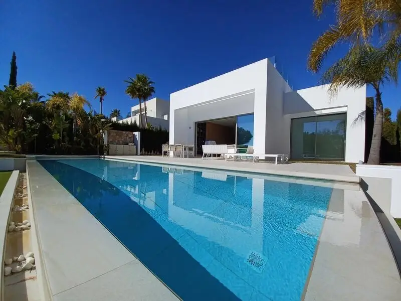 Villa de Lujo en Las Colinas Golf con Vistas al Mar